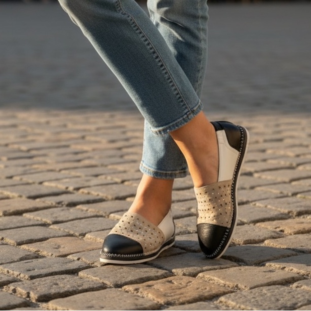 (70)Tan and Black Flats for Effortless Style